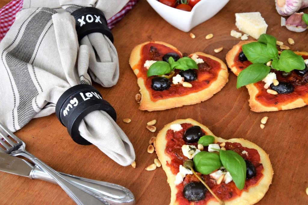 Ein DIY mit ganz viel Amore! Serviettenringe zum Selbstbeschriften und Pizzen in&nbsp;Herzform