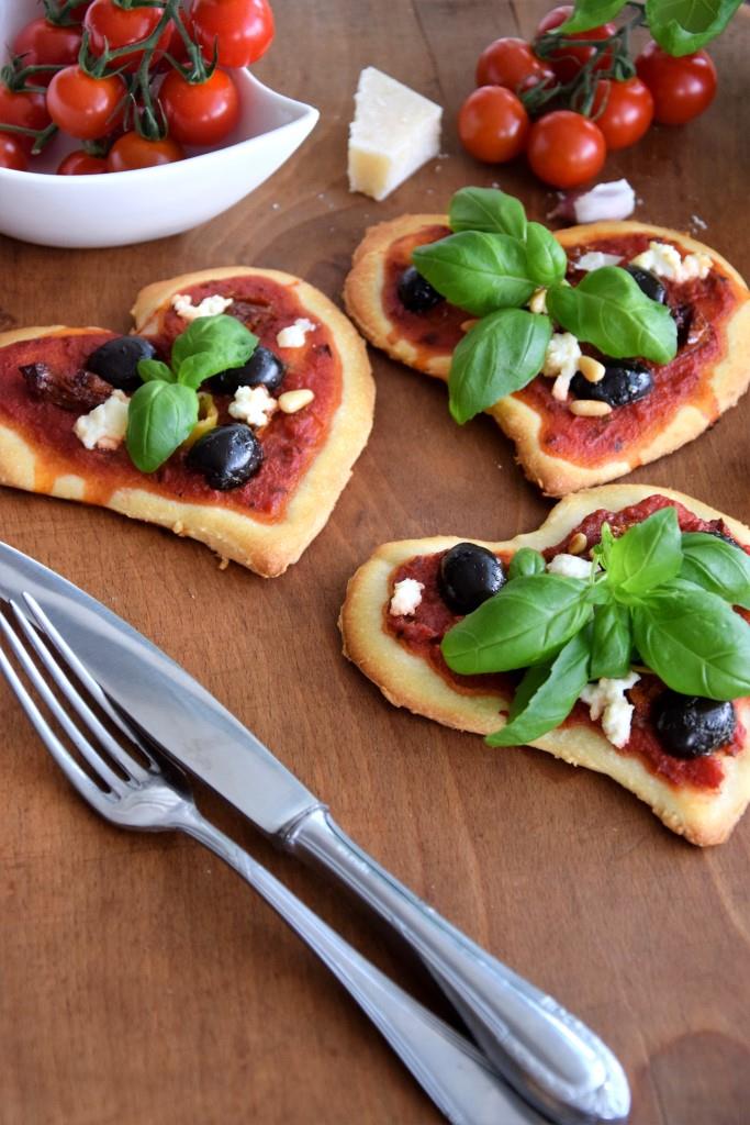 Unterfreundenblog DIY Serviettenringe Tafellack Pizza Herzform Valentinstag