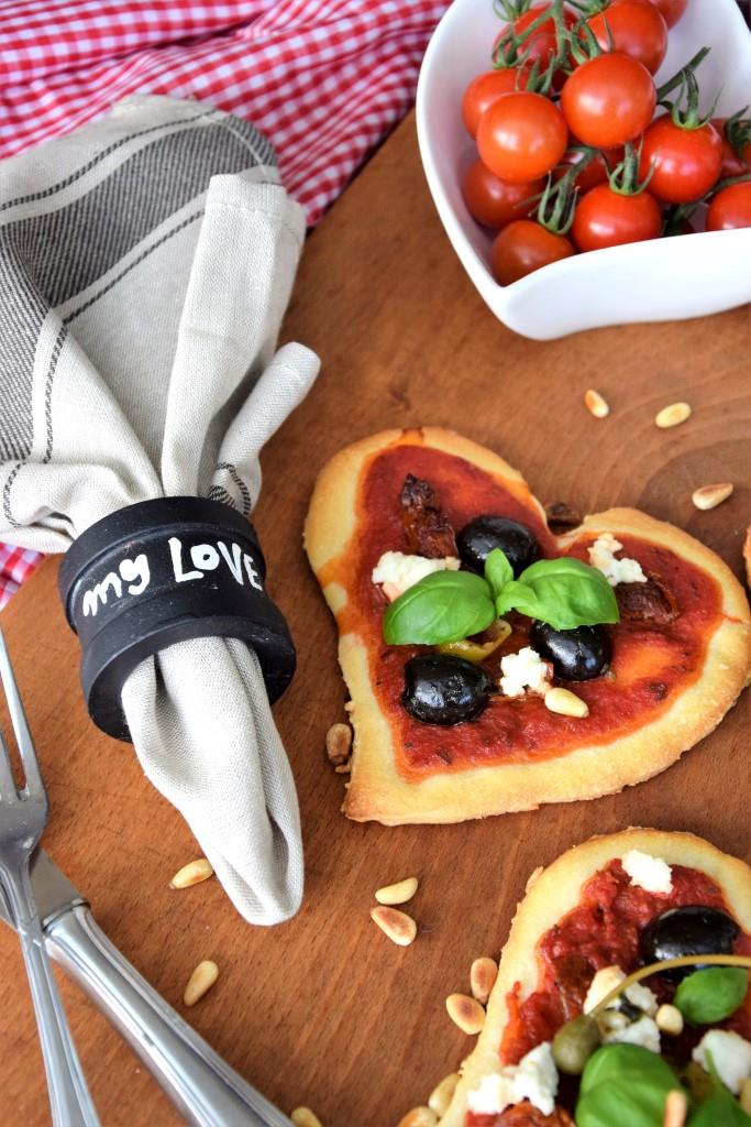 Unterfreundenblog DIY Serviettenringe Tafelfarbe Platzkärtchen Pizzaherzen