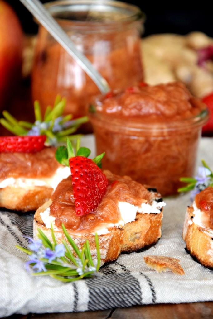 Ziegenkäse-Crostini mit Rhabarber-Chutney und Erdbeeren - Unterfreundenblog