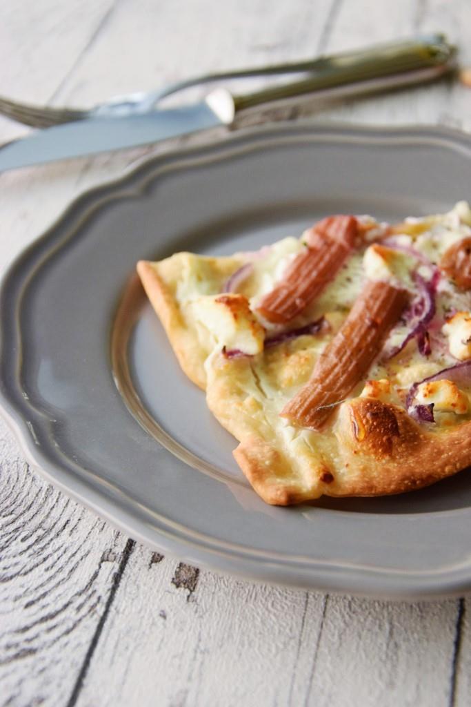 Rhabarber-Flammkuchen mit Ziegenkäse und Thymian - Unterfreundenblog