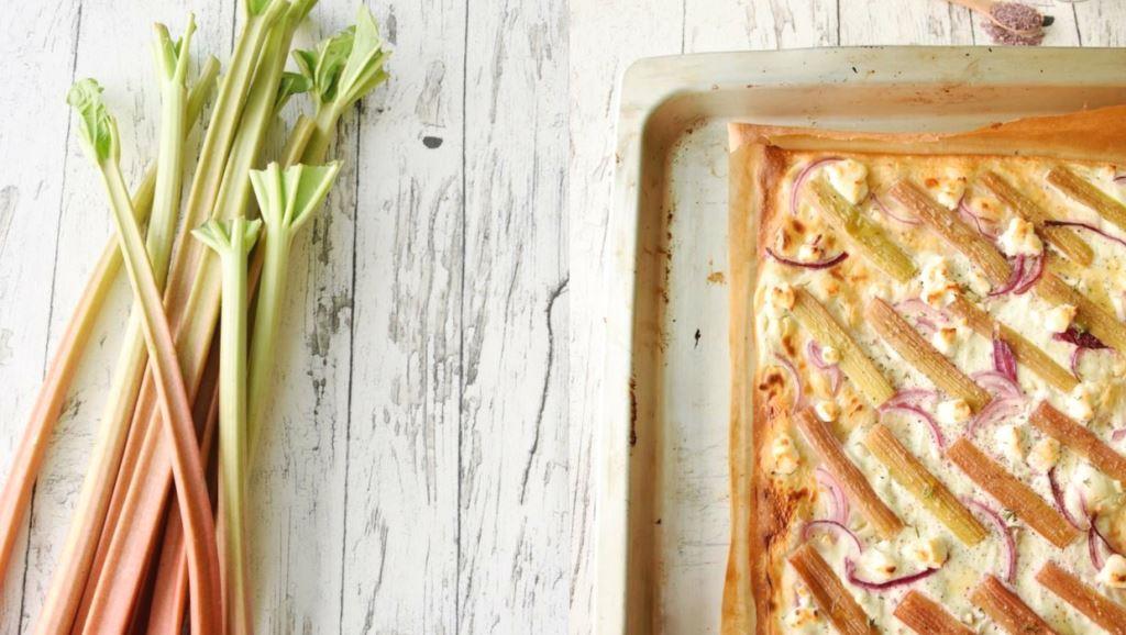 Schneller Rhabarber-Flammkuchen mit Ziegenkäse und Honig – Mr. Grey ist&nbsp;schuld