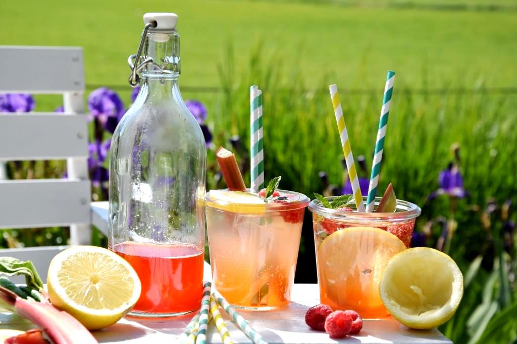 Rhabarbersirup mit Himbeeren. Aus 1 mach 3: Rhabarber-Spritz, Rhabarberschorle und ein schnelles&nbsp;Dessert