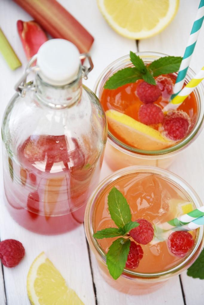 Rhabarbersirup mit Himbeeren für Rhabarberschorle und Rhabarberlimonade