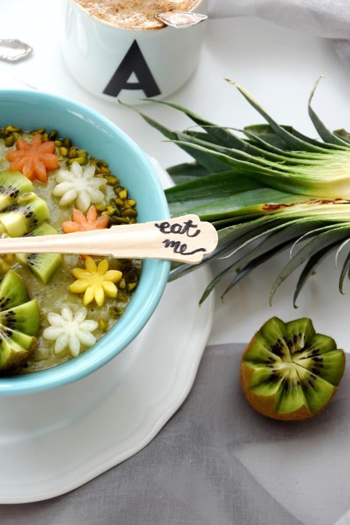 Unterfreundenblog / Green Smoothie Bowl mit Holzlöffel 