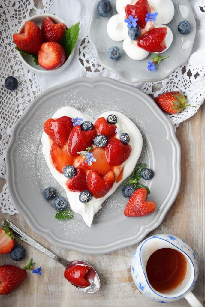 Pavlova Heart with Strawberries and Blueberries - Unterfreundenblog