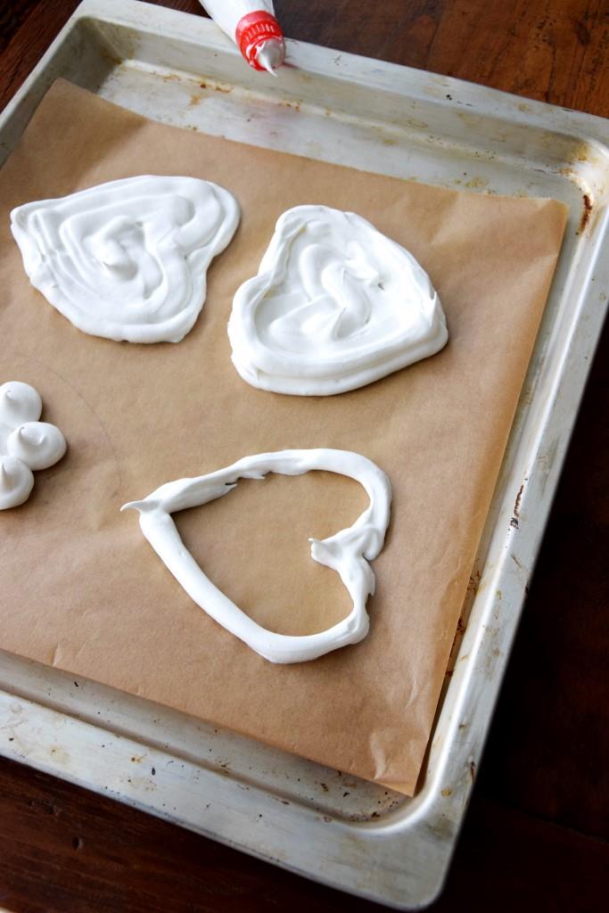 Aufs Blech mit Euch, Ihr Herzen und Blumen / how to make Pavlova hearts and flowers - Unterfreundenblog