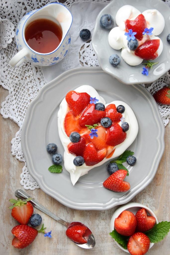 Pavlova-Blüten und -Herzen mit Erdbeersalat / Pavlova hearts and flowers with heartshaped strawberries - Unterfreundenblog