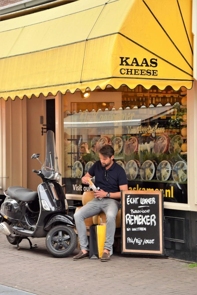 Gelernt habe ich: LEKKER bedeutet angenehm, schön und tatsächlich lecker,  und das kann in bei unseren holländischen Nachbarn alles sein: Das Wetter, Männer oder Frauen, Speisen und Getränke und sicher auch Amsterdam-Urlaub auf dem Hausboot!