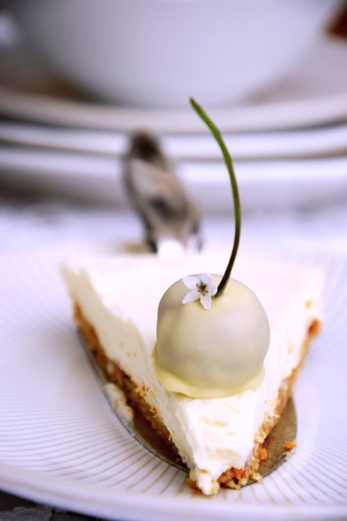 Käsekuchen ohne Backen aus weißer Schokolade mit weißen Kirschen - Dessert für Diner en Blanc / White Picknick - Unterfreundenblog