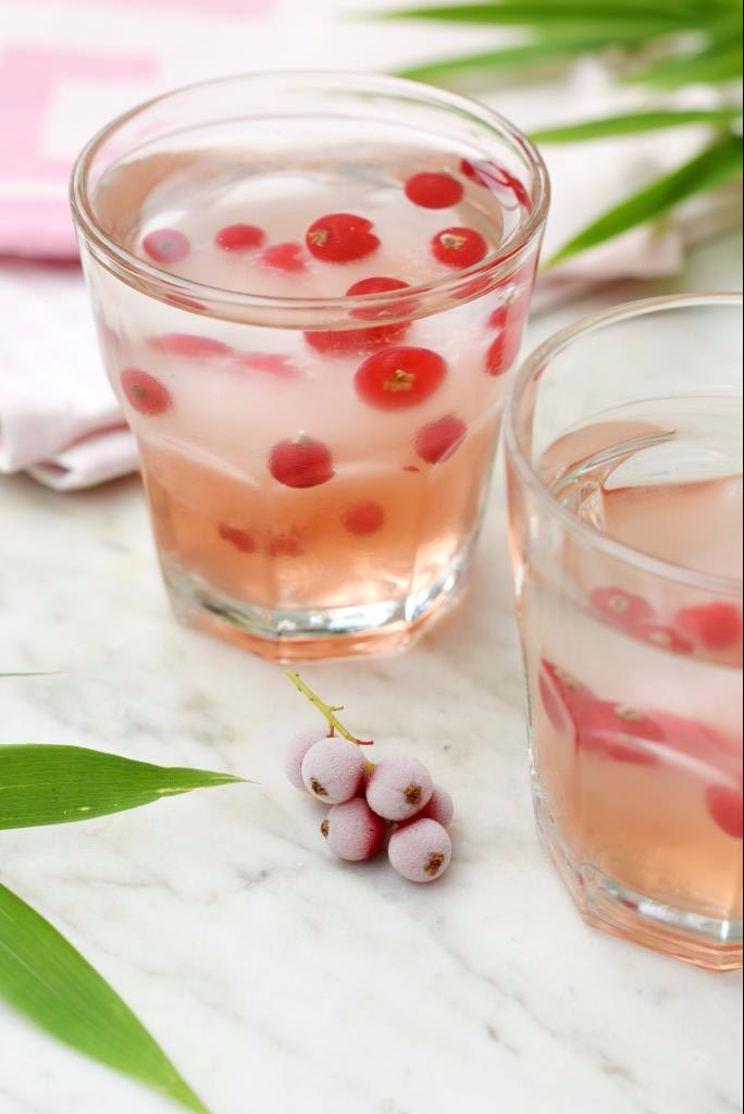 Dreierlei Hitzefrei - Wasser mit Eiswürfeln aus Saft mit Obst - Unterfreundenblog