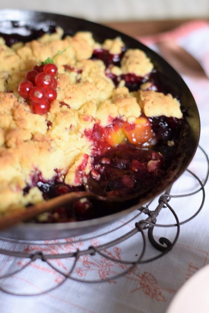 Crumble mit Sommerfrüchten, Brombeeren, Blaubeeren, Johannisbeeren und Pfirsichen