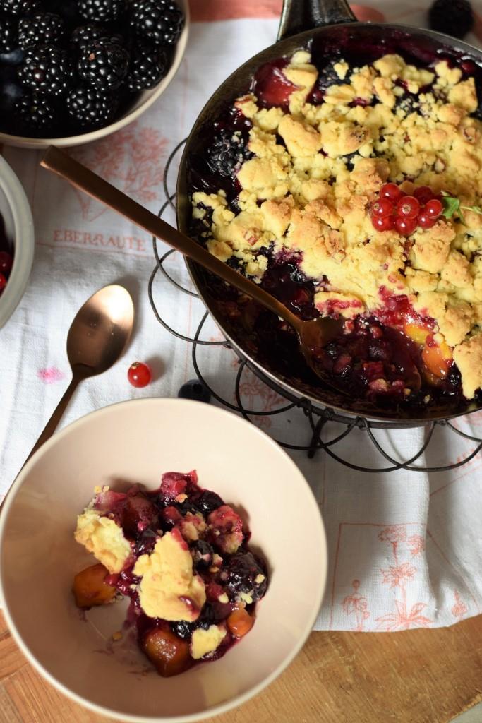 Crumble mit Sommerfrüchten, Brombeeren, Blaubeeren, Johannisbeeren und Pfirsichen