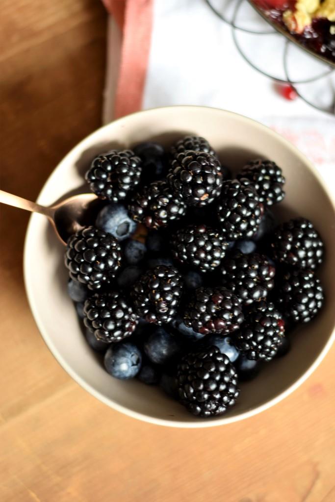 Summer Crumble with berries and peaches
