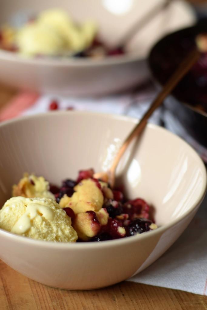 Crumble mit Sommerfrüchten, Brombeeren, Blaubeeren, Johannisbeeren und Pfirsichen