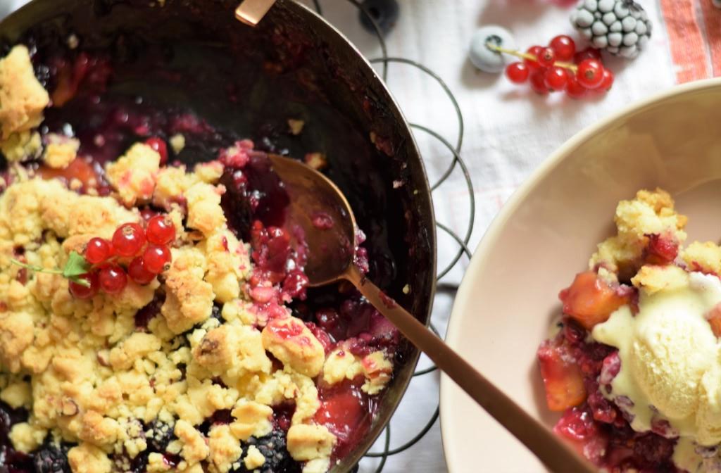 Es ist noch Sommer da! Sommer-Crumble mit Pfirsich und&nbsp;Beeren