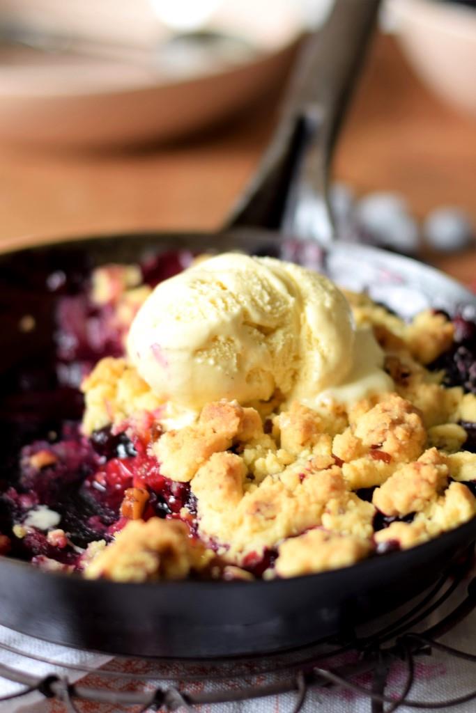 Crumble mit Sommerfrüchten, Brombeeren, Blaubeeren, Johannisbeeren und Pfirsichen