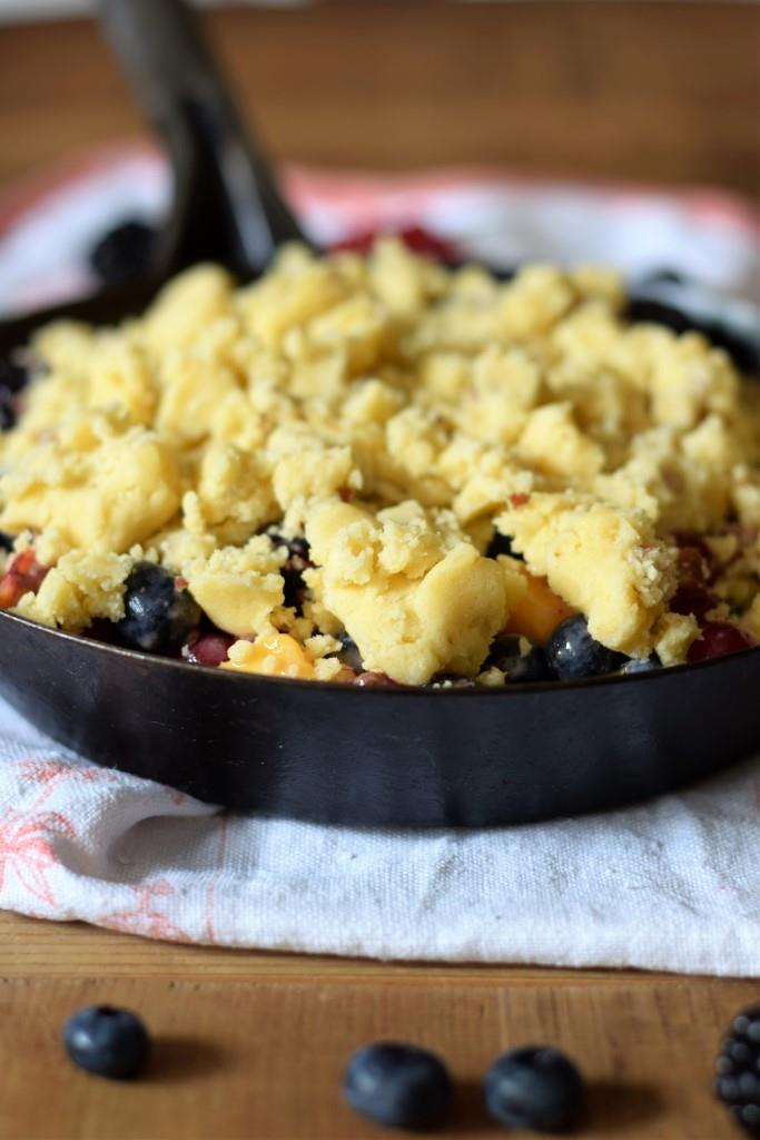 Sommer Crumble / Summer Crumble / Crisp with peaches and berries