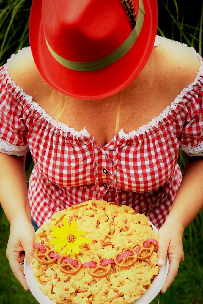 O'knuspert is! Apfelkuchen mit Breznstreuseln im Bayerischen Gewand