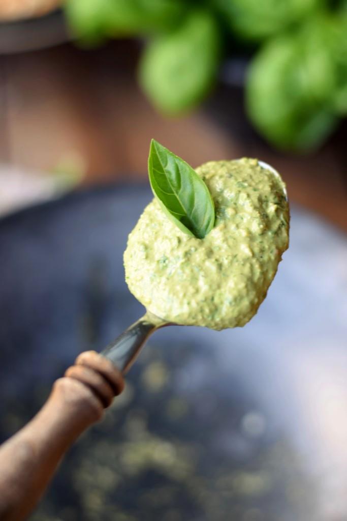 Große Pestoliebe! Rezept für ein cremiges, leichtes Basilikum-Pesto mit Joghurt - Unterfreundenblog