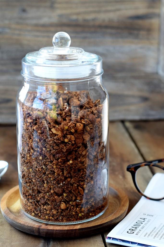 Selbstgemachtes Schokoladenmüsli Granola mit Buchweizen