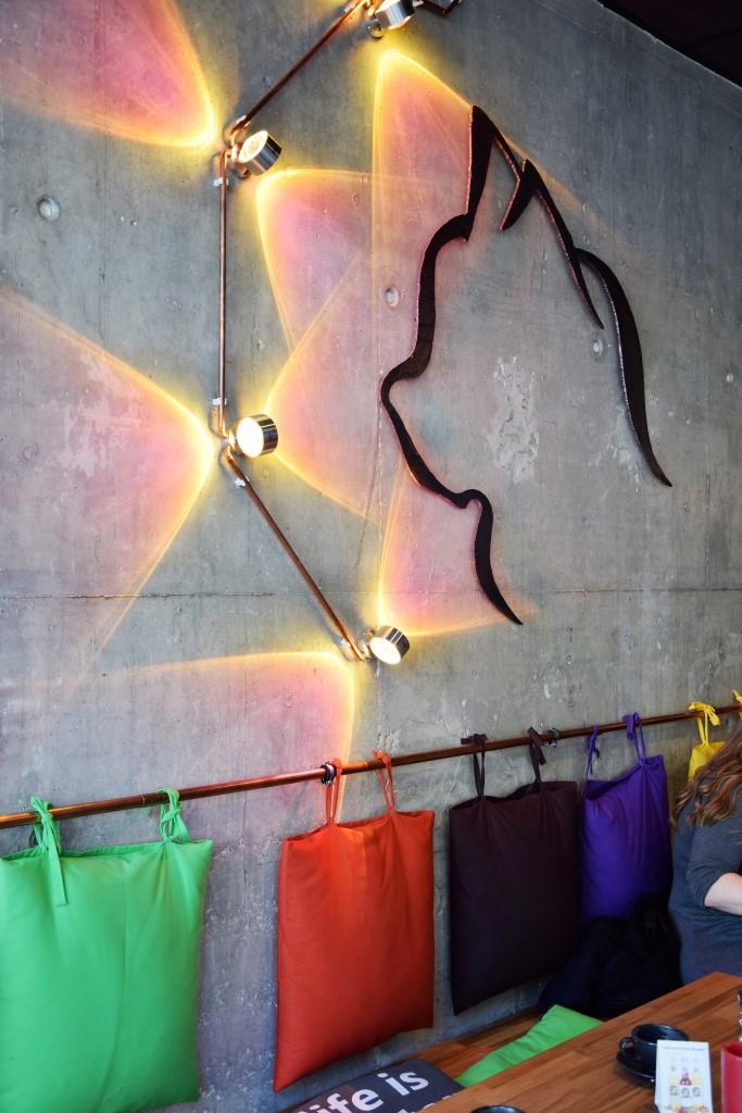 Katzenkunst an der Wand im Cats Café Karlsruhe