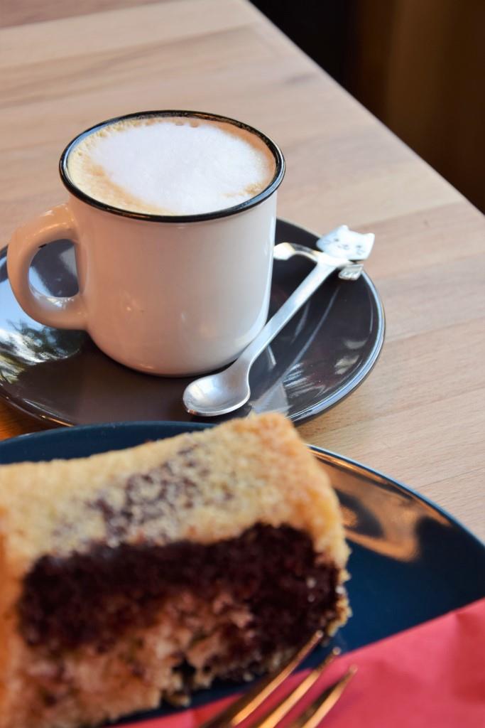 Lust auf einen Cappuccino unter Katzen? Dann sind Katzencafés