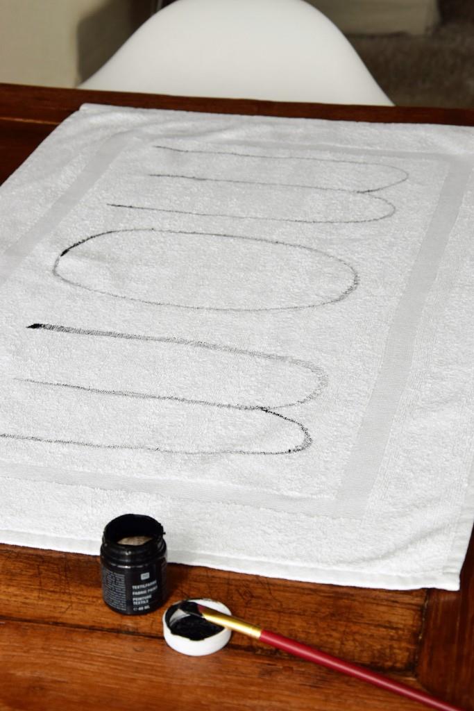 Mit wenig Farbe wird die Schrift vorgemalt - kurze Wörter sind einfach und schnell gemacht