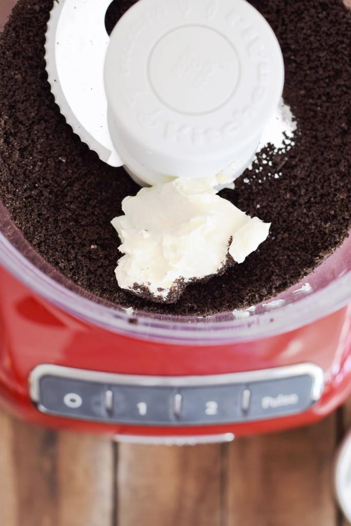 Die Kekskrümel werden jetzt mit dem Frischkäse vermischt