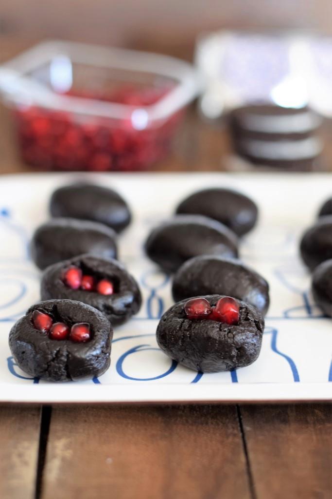 Hier werden die OREO Eier gefüllt - mit Granatapfelkernen
