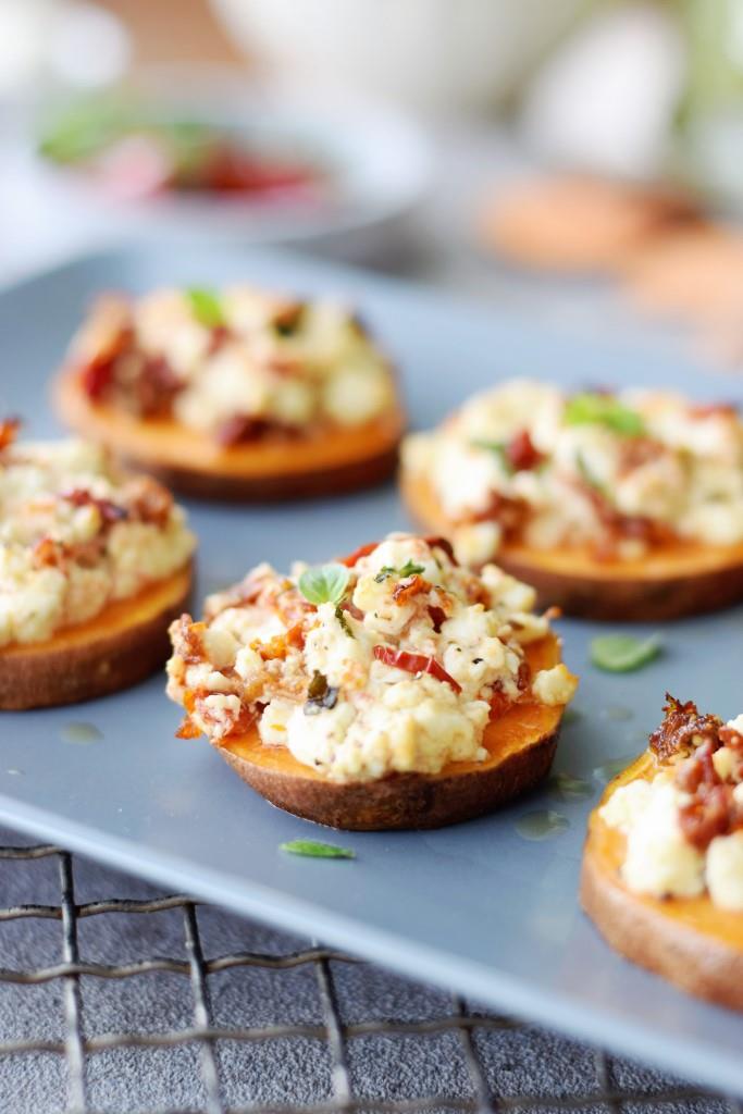 Mhhhmmm! Dieser Duft! Frisch aus dem Ofen schmecken die Süßkartoffel-Feta-Scheiben besonders lecker!