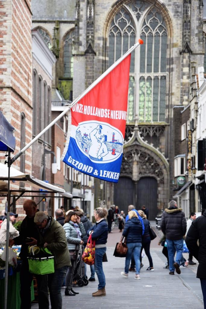 Wochenmarkt in Zeeland - da gehört der Hollandse Nieuwe natürlich dazu!
