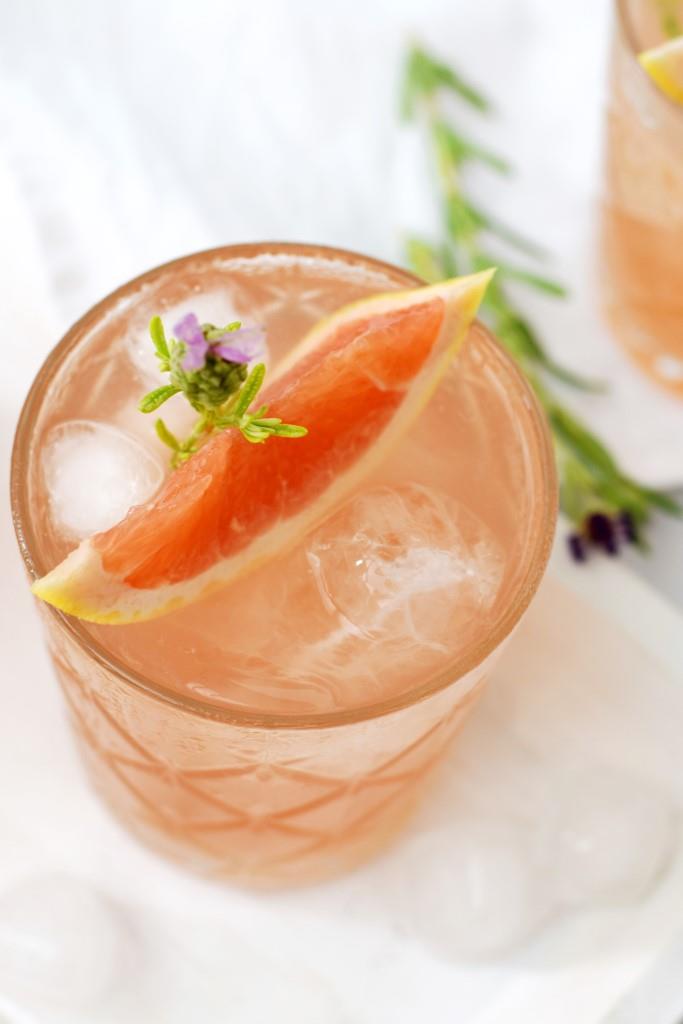 Schneller kann ein Aperitif nicht sein - Grapefruit Rosé Spritz aus nur 2 Zutaten