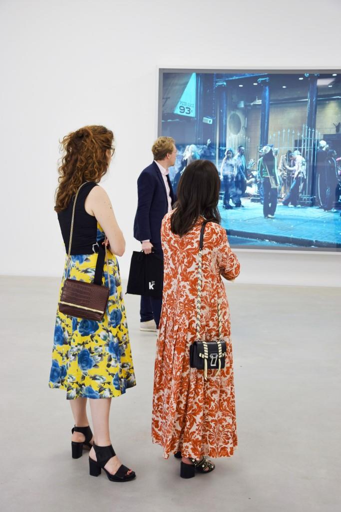 Girls in Museum in der Ausstellung des Fotokünstlers Jeff Wall