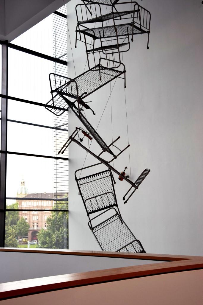 Mittagsschlaf? Die hängenden Bettgestelle von Rebecca Horn / hanging beds