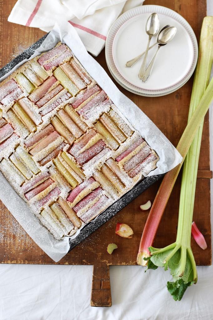 Mhmmm! Frisch auf dem Ofen auf den Tisch. So lecker, der Rhabarberkuchen vom Blech!