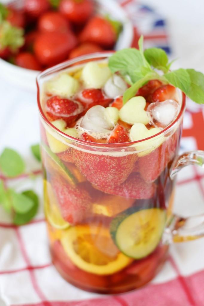 Mehr Herz geht nicht! Der Erdbeer-Pimms-Cup mit Melonenherzen, Erdbeerherzchen und Herz-Eiswürfeln - LOVE