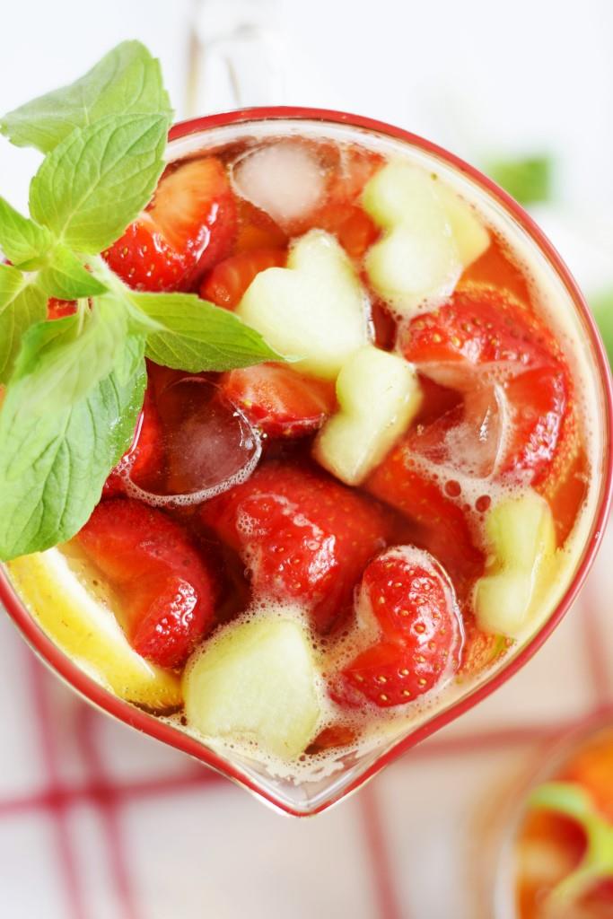 Mehr Herz geht nicht! Der Erdbeer-Pimms-Cup mit Melonenherzen, Erdbeerherzchen und Herz-Eiswürfeln - LOVE