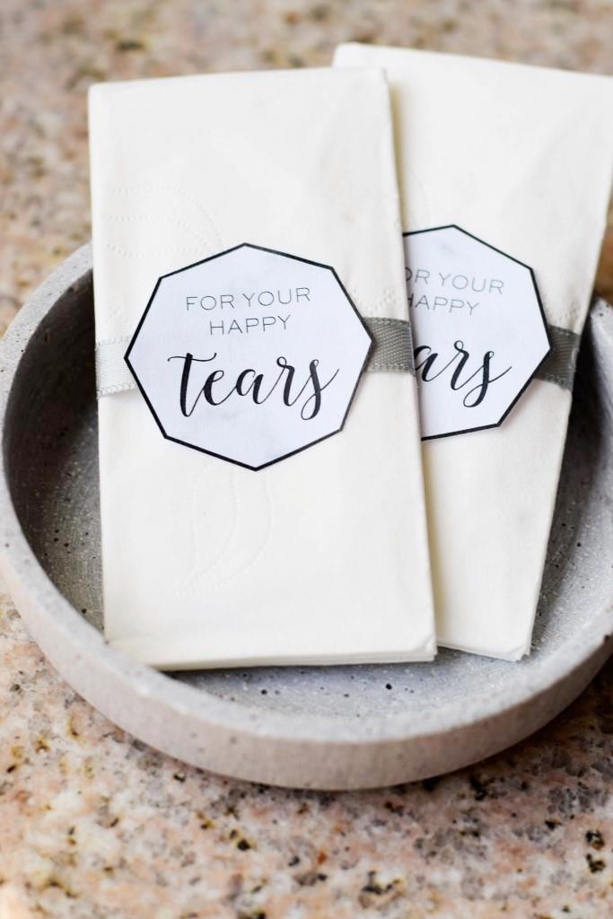 For your happy tears / nur für Freudentränchen! Die Taschentücher liegen bereit für die Hochzeit des Jahres