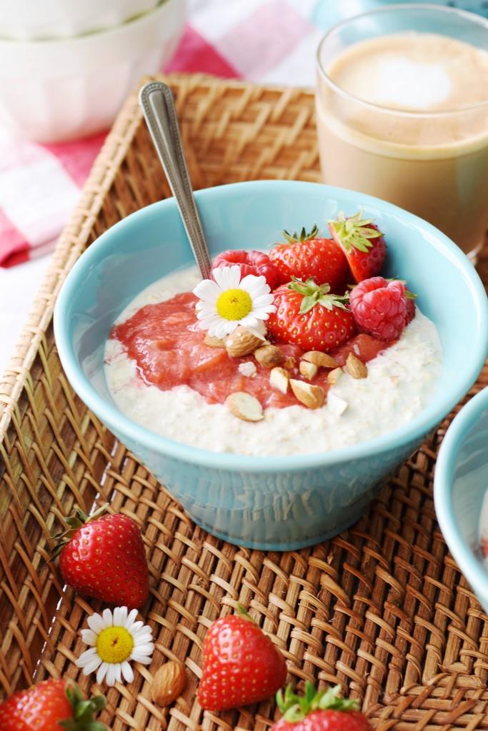 Das Frühstück, das sich über Nacht selbst zubereitet - Overnight Oats - so lecker mit Rhabarber-Erdbeer-Kompott