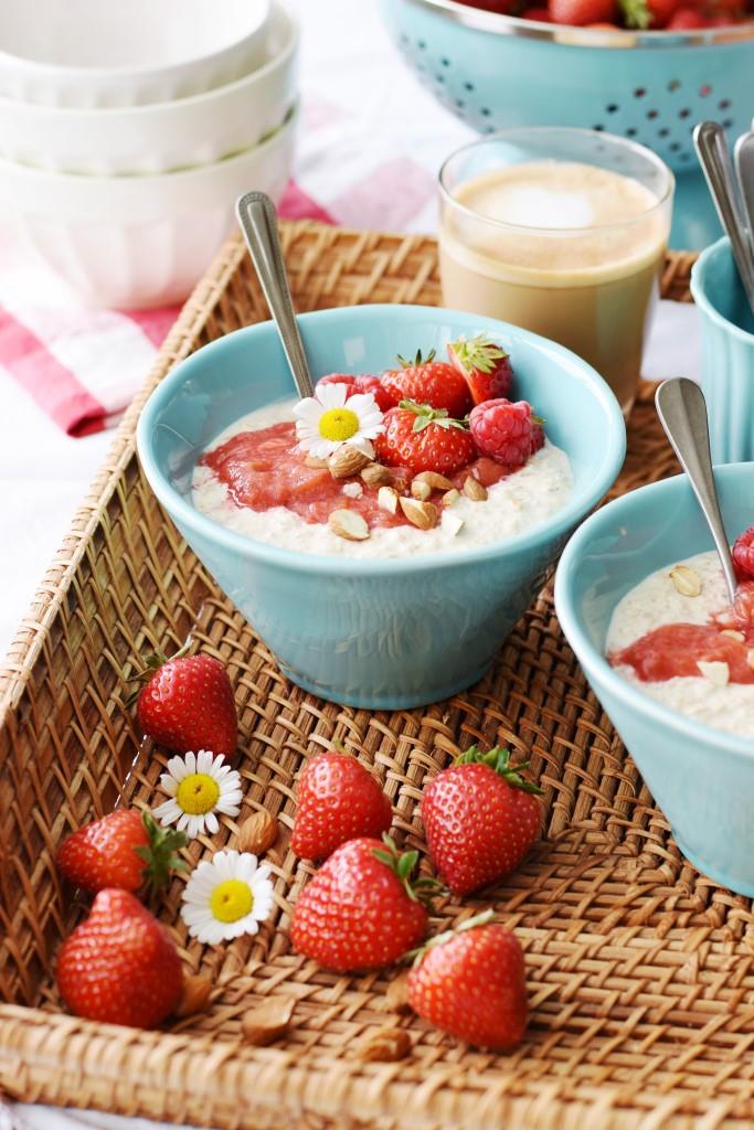 Das Frühstück, das sich über Nacht selbst zubereitet - Overnight Oats - so lecker mit Rhabarber-Erdbeer-Kompott