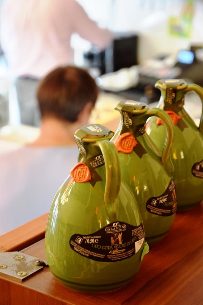 Olivenöl in bauchigen grünen Krügen