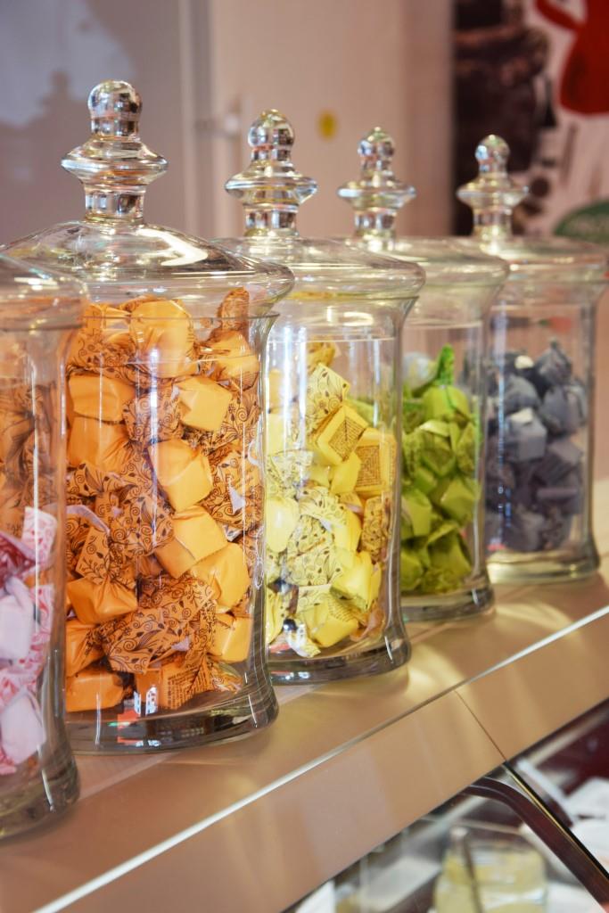 Und ganz viel Dolce! Bonbongläser auf der Theke
