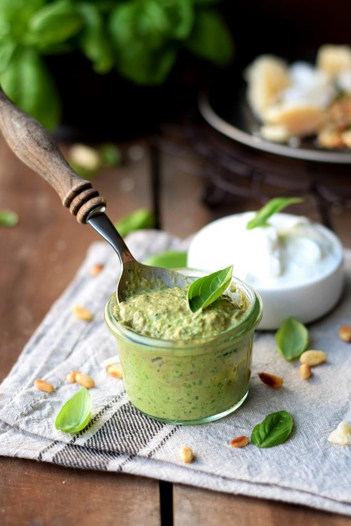 Geheimzutat Joghurt! Leichtes, cremiges Basilikum-Pesto fast ohne Öl