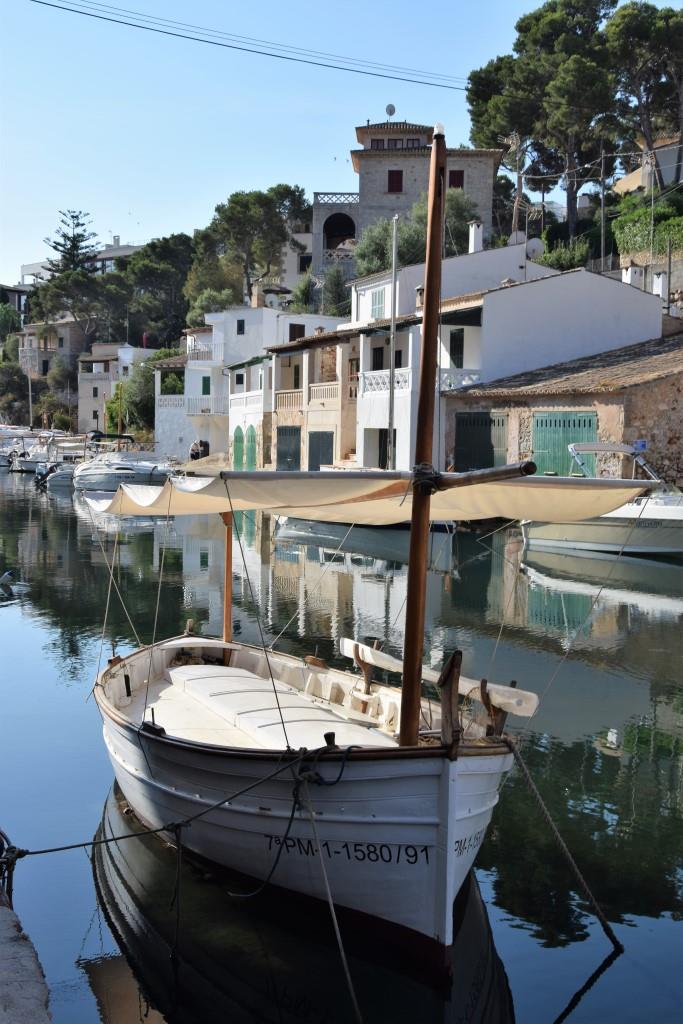 Fischerboot im kleinen Naturhafen von Cala Figuera