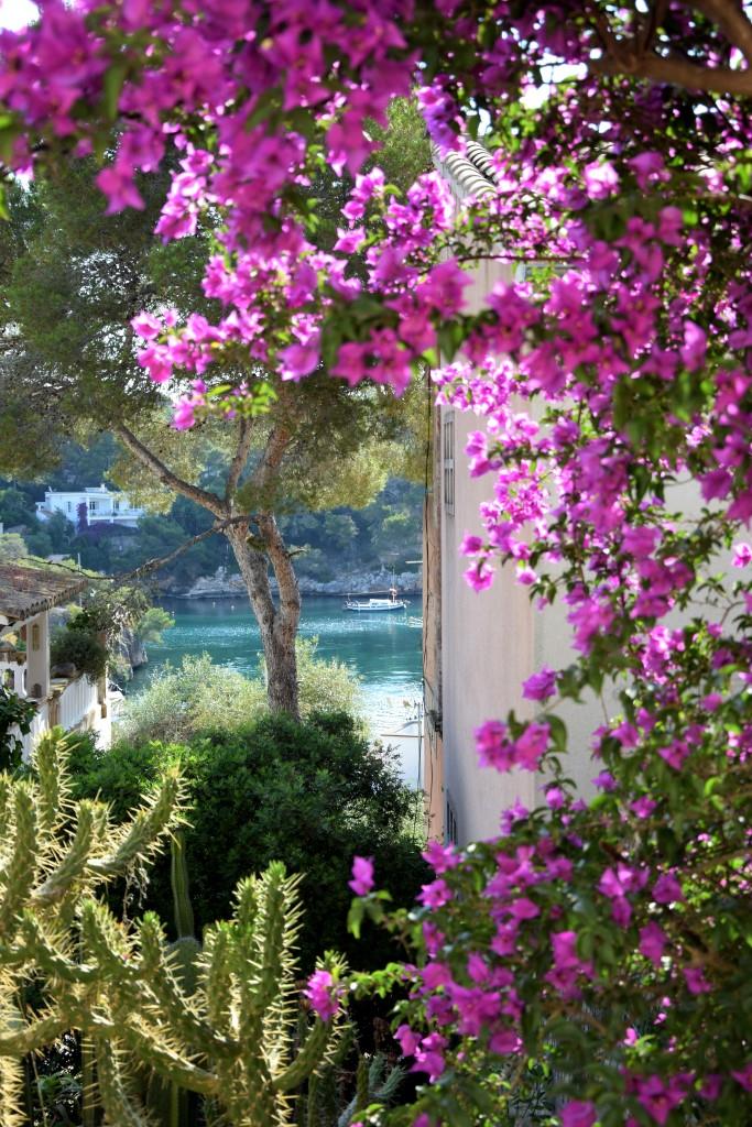 #housegoals - Haus am Meer mit Bougainvillea