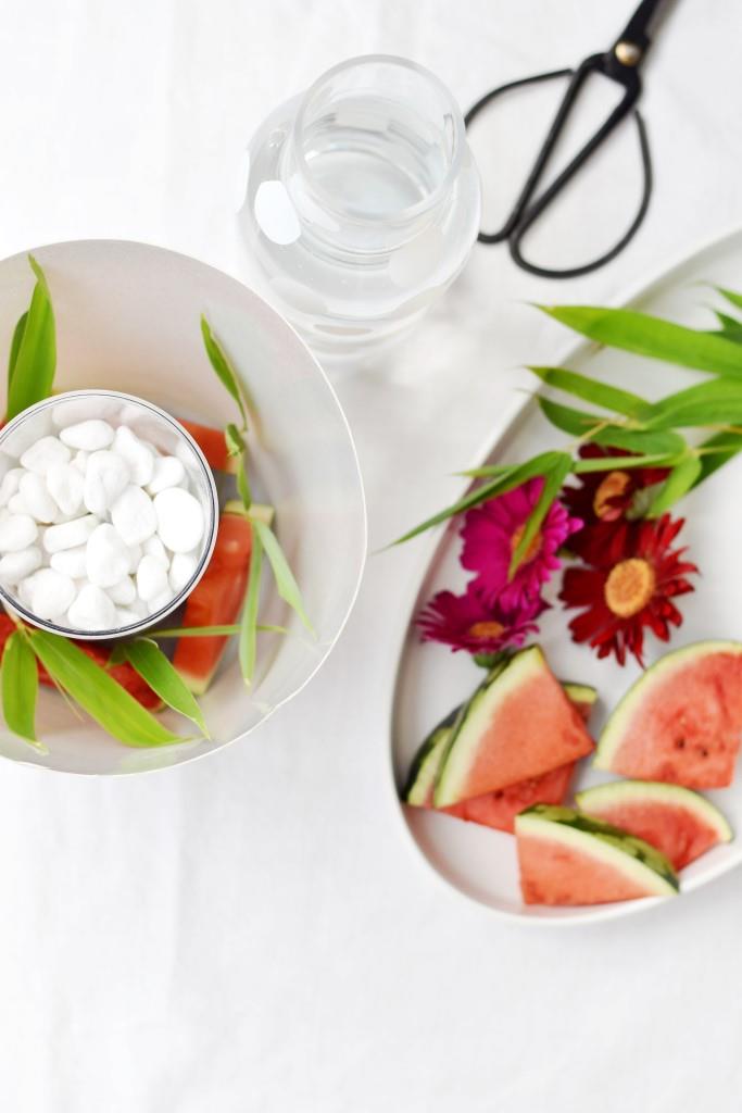 Schritt 1: Zwei Gefäße ineinander stellen, Zwischenraum mit Früchten und Blättern füllen, Wasser dazugeben