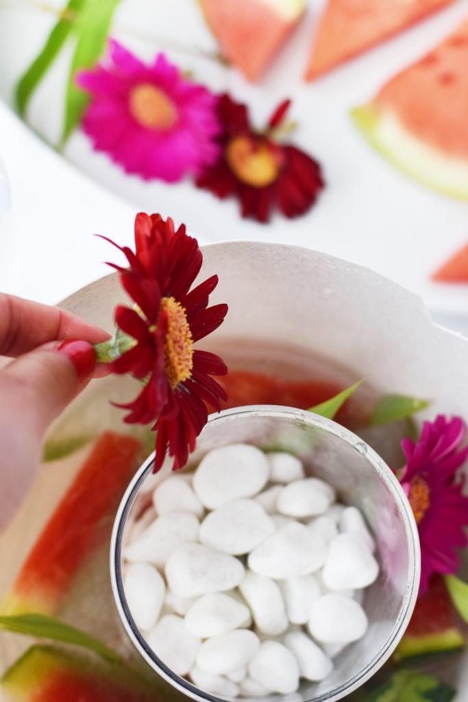 Schritt 2: Ist die untere Schicht gefroren, folgt die 2. Schicht, z.B. Blumen, mehr Blätter oder Früchte