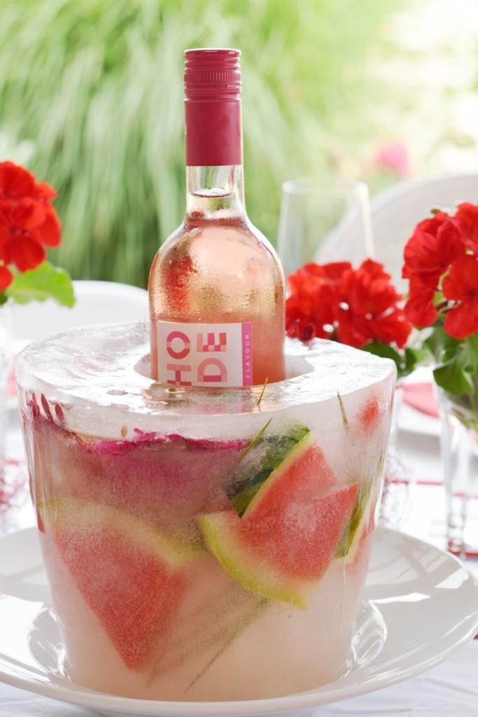 Nochmal in Großaufnahme: Der Weincooler aus Eis mit eingefrorenen Wassermelonen-Stücken und Blumen