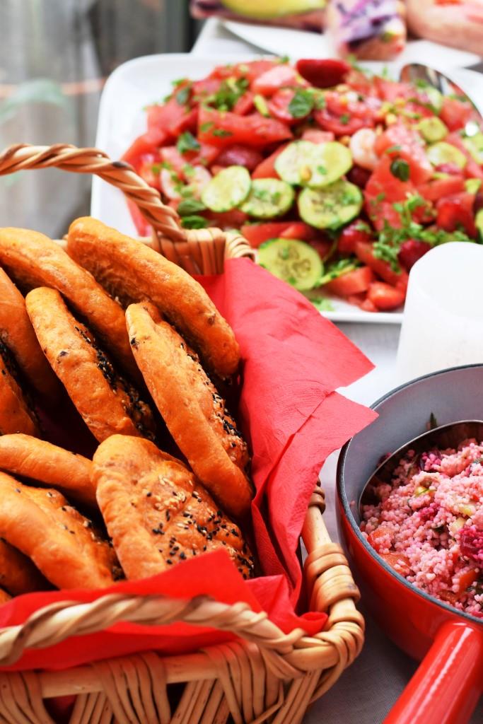 Ein kleiner Teil des Red Dinner-Buffets: Tomaten-Pide, Rote-Beete-Couscous-Salat, Melonen-Gurken-Shrimps-Salat